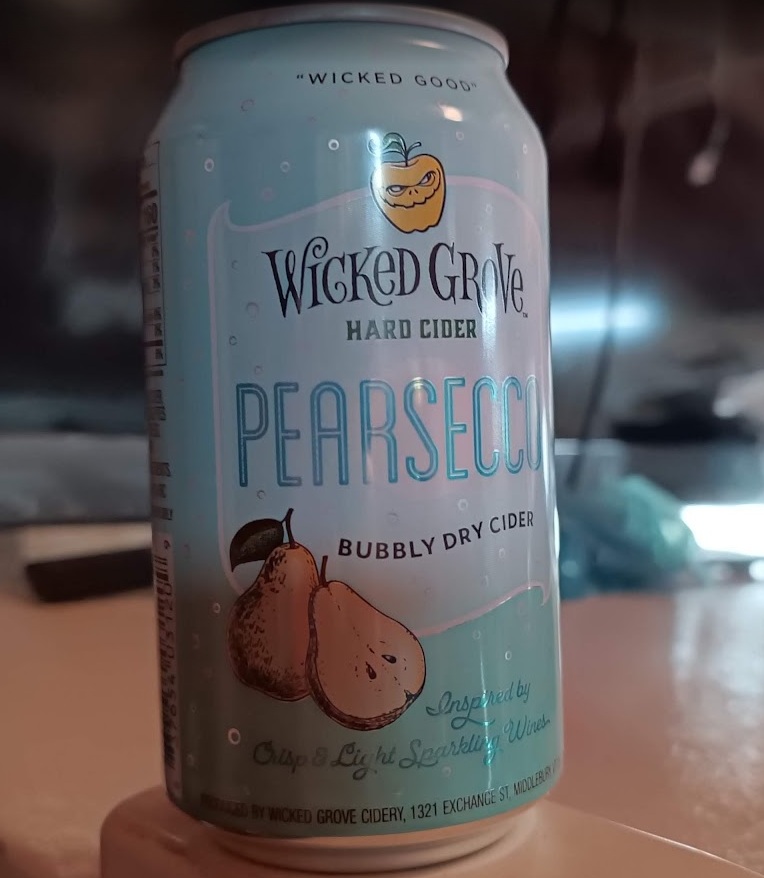 Metalowa puszka cydru wicked grove w tle wyłaczony telewizor